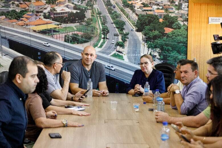 Prefeito de Cuiaba remaneja orcamento e garante 13 de ferias para professores