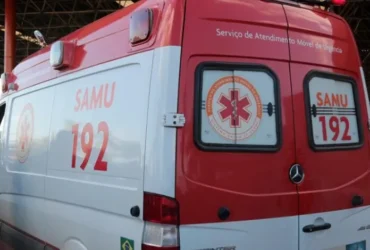Bmw fica destruído em capotamento com três ocupantes em Rondonópolis/MT