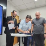 Seduc entrega Smart TVs para modernizar ensino em Cuiabá