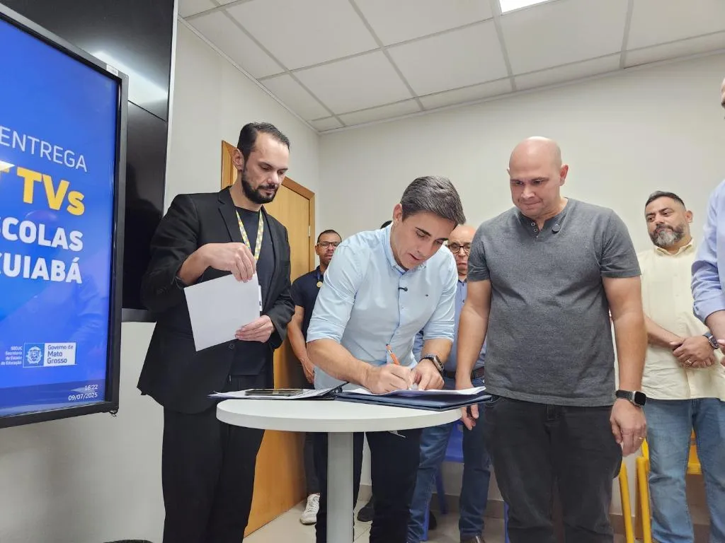 Seduc entrega Smart TVs para modernizar ensino em Cuiabá