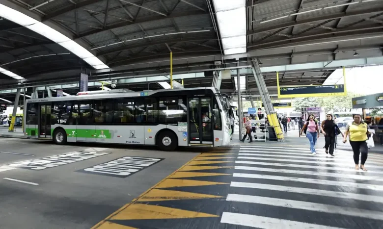 Sindicatos cobram autoridades por segurança após ataques a ônibus