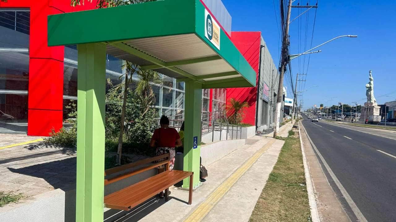 Varzea Grande instala novos abrigos de onibus para maior conforto aos passageiros