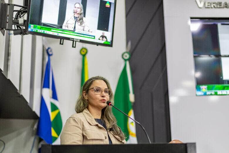 Vice prefeita discute a valorizacao da carreira militar na Camara de Cuiaba