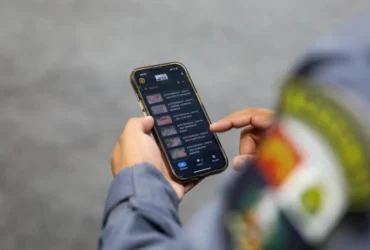 Além de rodar no Centro de Operações, as imagens das câmeras são acompanhadas em celulares pelos policiais que estão de serviço