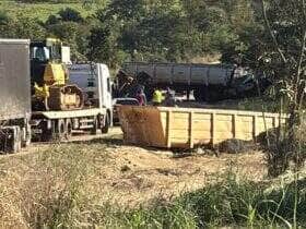 Acidente envolveu veículo carregado com ração; motorista foi encaminhado ao hospital e serra ficou interditada por mais de três horas