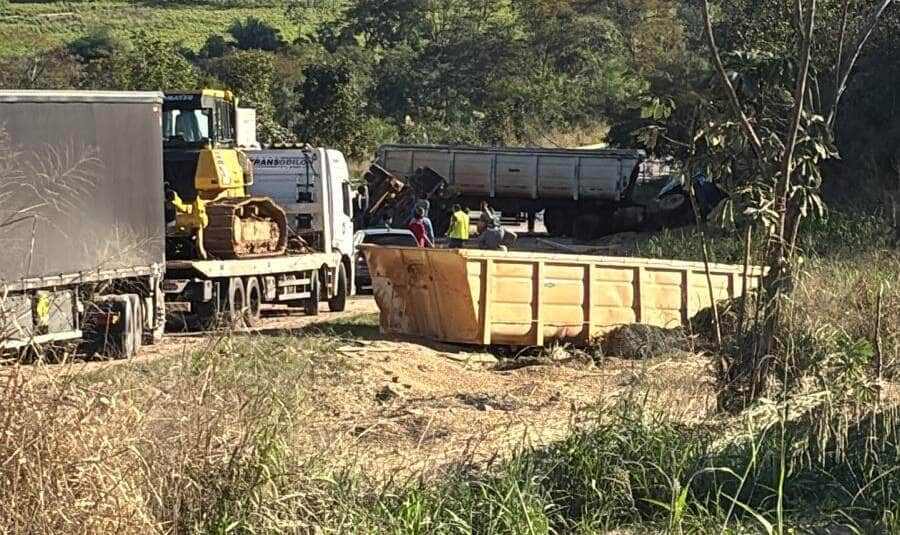 Acidente envolveu veículo carregado com ração; motorista foi encaminhado ao hospital e serra ficou interditada por mais de três horas