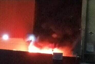 Fogo de média proporção foi combatido pelo Corpo de Bombeiros com apoio de brigadistas; estabelecimento permaneceu aberto durante a ocorrência