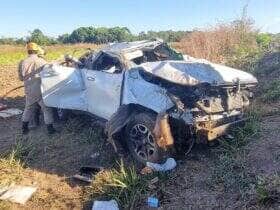 Hilux seguia de Goiânia para Confresa quando saiu da pista e capotou; adolescente de 15 anos foi arremessado do veículo com múltiplas fraturas e suspeita de hemorragia interna