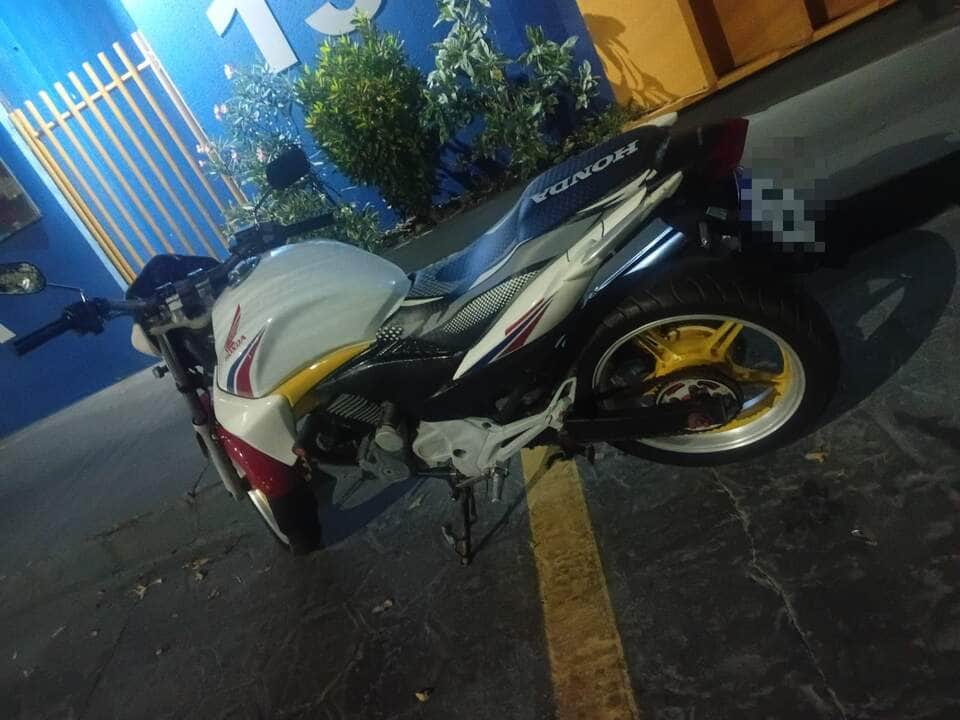 Homem foi flagrado transportando passageira sem capacete e apresentou 0,59 mg/L no teste do bafômetro; moto estava com licenciamento vencido