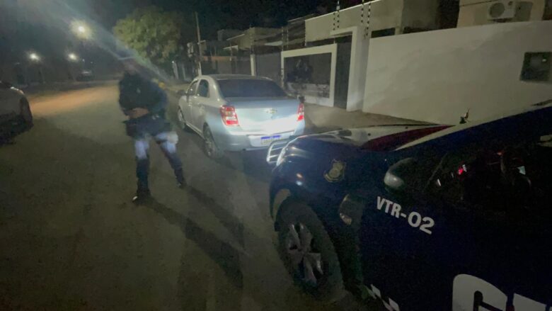 Cachorros são deixados trancados em carro fechado em Lucas do Rio Verde