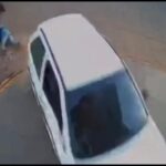 Motorista invadiu via preferencial, atropelou duas pessoas, bateu em açougue e deu ré sobre uma das vítimas; suspeito fugiu do local e está sendo procurado pela polícia
