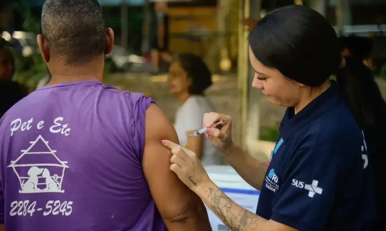 Doenças crônicas elevam risco de pneumonia por VSR em idosos
