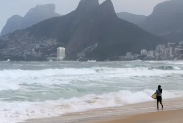 Rio de Janeiro (RJ), 03/04/2023 - Ressaca na orla de Ipanema e Leblon, zona sul da cidade. Foto: Tânia Rêgo/Agência Brasil
