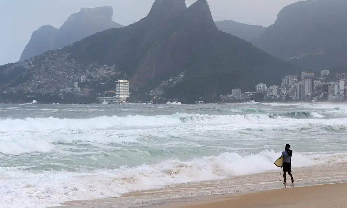 Rio de Janeiro (RJ), 03/04/2023 - Ressaca na orla de Ipanema e Leblon, zona sul da cidade. Foto: Tânia Rêgo/Agência Brasil