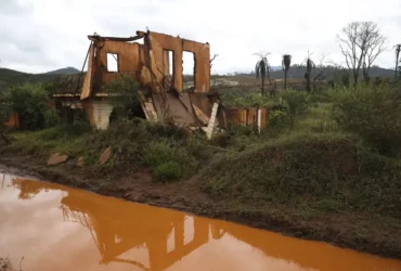 Ruínas em Bento Rodrigues, distrito de Mariana, dois anos após a tragédia do rompimento da Barragem de Fundão, da mineradora Samarco (José Cruz/Agência Brasil)