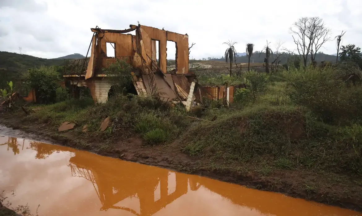 Ruínas em Bento Rodrigues, distrito de Mariana, dois anos após a tragédia do rompimento da Barragem de Fundão, da mineradora Samarco (José Cruz/Agência Brasil)