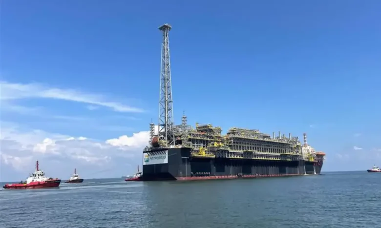 Petrobras envia plataforma para reforçar produção no pré-sal