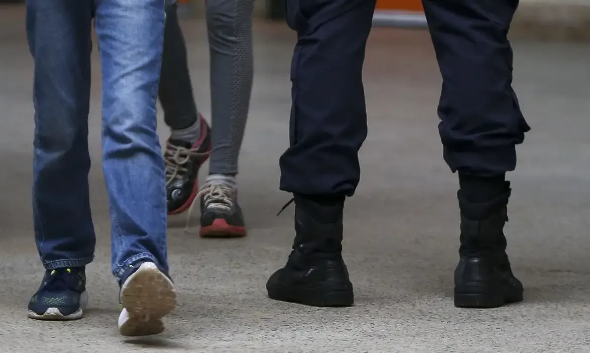 Militarização de escola em Mato Grosso causa polêmica após espancamento de aluna