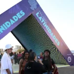Brasília (DF) 24/07/2025 - Pessoas em frente a entrada do 18º Festival Latinidades 2025, no Museu Nacional. Foto: Valter Campanato/Agência Brasil