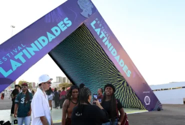 Brasília (DF) 24/07/2025 - Pessoas em frente a entrada do 18º Festival Latinidades 2025, no Museu Nacional. Foto: Valter Campanato/Agência Brasil