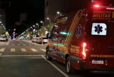 Mulher sofre traumatismo em colisão e é arremessada em valeta