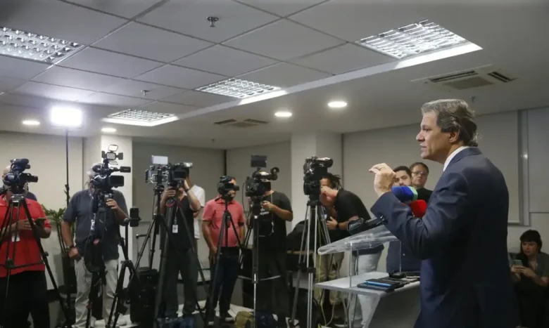 São Paulo (SP) 30/04/2024 - Ministro Fernando Haddad durante entrevista a imprensa. Foto: Paulo Pinto/Agência Brasil