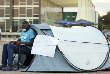 Brasília (DF), 25/07/2025 - Deputado Hélio Lopes faz acampamento com uma barraca em protesto na Praça dos Três Poderes em frente ao STF. Foto: Bruno Peres/Agência Brasil