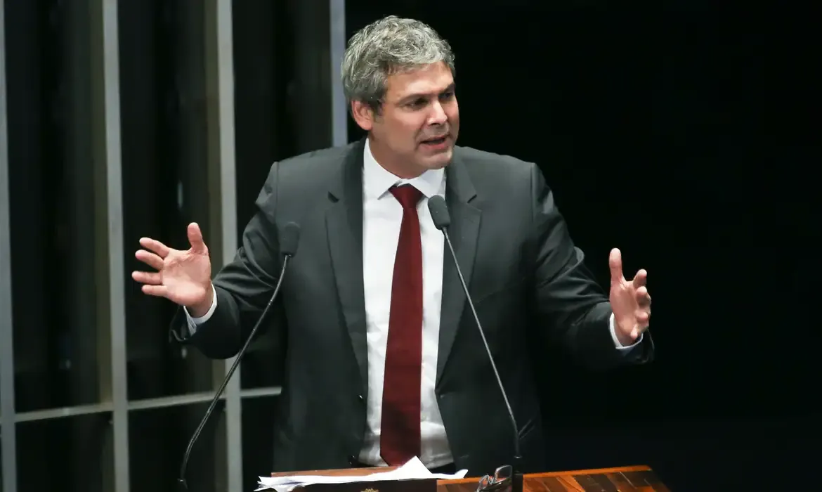 Líder do PT na Câmara condena tarifas como ataque à democracia