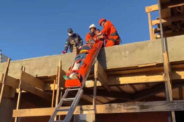 Bombeiros utilizam escada prolongável para resgatar trabalhador após queda em obra