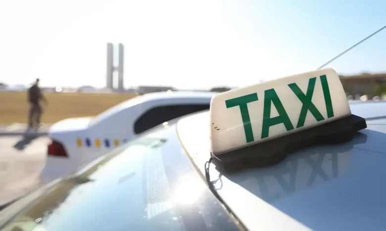 Fim da taxa de taxímetro garante economia para taxistas