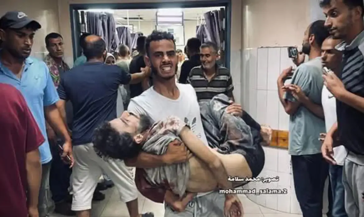 Gaza, 03/07/2025 - Abdullah Hammad é carregado no hospital Nasser após ter sido baleado por forças israelenses, quando tentava coletar um saco de farinha no sul de Gaza. Foto: Médicos Sem Fronteiras/