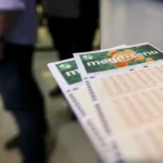 Apostadores fazem fila em casa lotérica. A Caixa Econômica Federal sorteia hoje (08) as seis dezenas do concurso 2.149 da Mega-Sena acumulada, que deve pagar um prêmio de R$ 170 milhões.