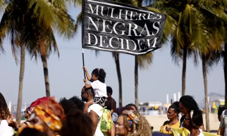 Rio de Janeiro (RJ), 28/07/2024 - 10ª Marcha das Mulheres Negras do RJ. Mulheres negras marcham contra o racismo e pelo bem viver, na praia de Copacabana, zona sul da cidade. Foto: Tânia Rêgo/Agênci