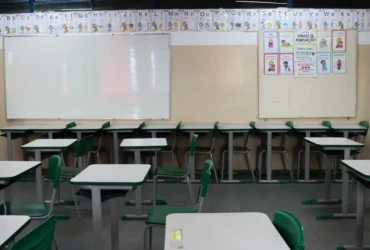 Sala de aula vazia da Escola Estadual Terezine Arantes Ferraz Bibliotecaria, no Parque Casa de Pedra, zona norte da capital.