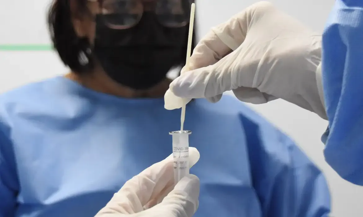 Nova variante circula no Rio e reforça vigilância contra covid