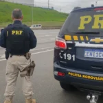 PRF apreende carreta com 200 pneus em ação contra contrabando