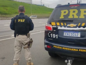 PRF apreende carreta com 200 pneus em ação contra contrabando
