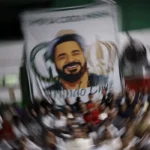 Rio de Janeiro (RJ), 09/08/2025 - Familiares e pessoas participam do velório do sambista Arlindo Cruz, na quadra da escola de Samba Império Serrano. Foto: Tânia Rêgo/Agência Brasil
