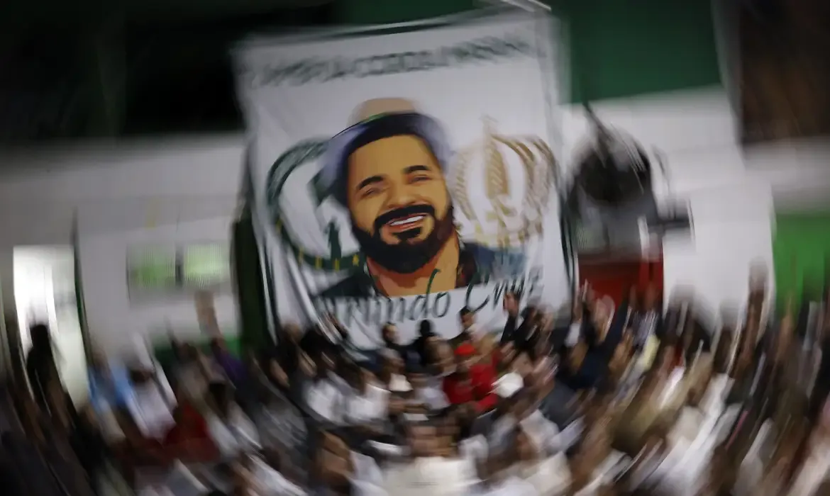 Rio de Janeiro (RJ), 09/08/2025 - Familiares e pessoas participam do velório do sambista Arlindo Cruz, na quadra da escola de Samba Império Serrano. Foto: Tânia Rêgo/Agência Brasil
