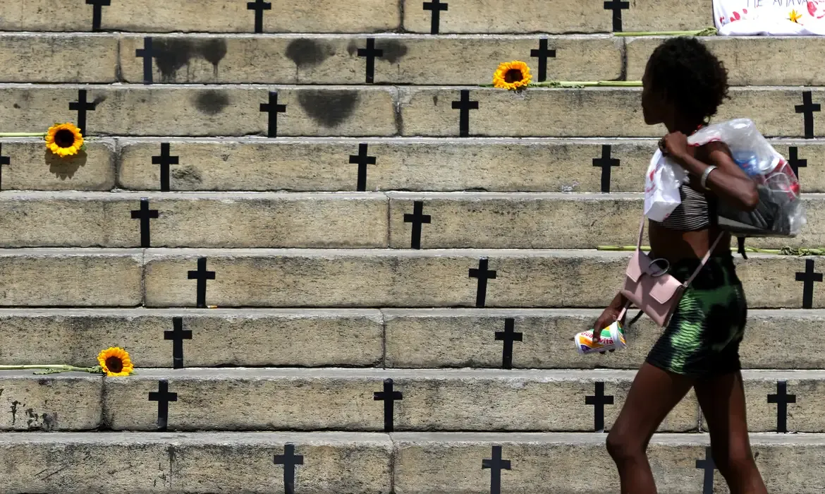 Feminicídio por arma de fogo cresce 45% no Brasil em 2025