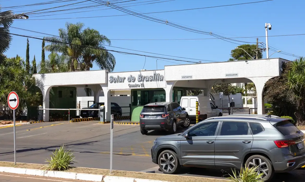 Moraes solicita parecer da PGR sobre monitoramento de Bolsonaro