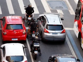 Rio de Janeiro (RJ), 30/07/2025 - Motociclistas de aplicativos transitam pelas ruas do centro do Rio. Foto: Tânia Rêgo/Agência Brasil