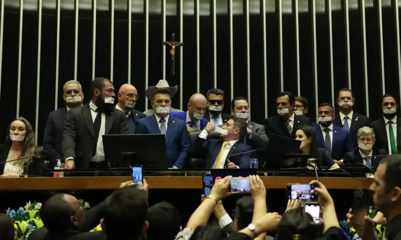 Brasília (DF), 05/08/2025 - Deputados de oposição fazem ato tampando a boca com esparadrapo durante sessão da Câmara dos Deputados. Foto: José Cruz/Agência Brasil
