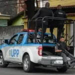 Traficantes sequestram ônibus e incendeiam veículo em represália à PM no Rio