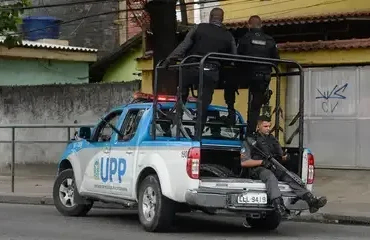 Traficantes sequestram ônibus e incendeiam veículo em represália à PM no Rio