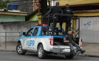 Traficantes sequestram ônibus e incendeiam veículo em represália à PM no Rio