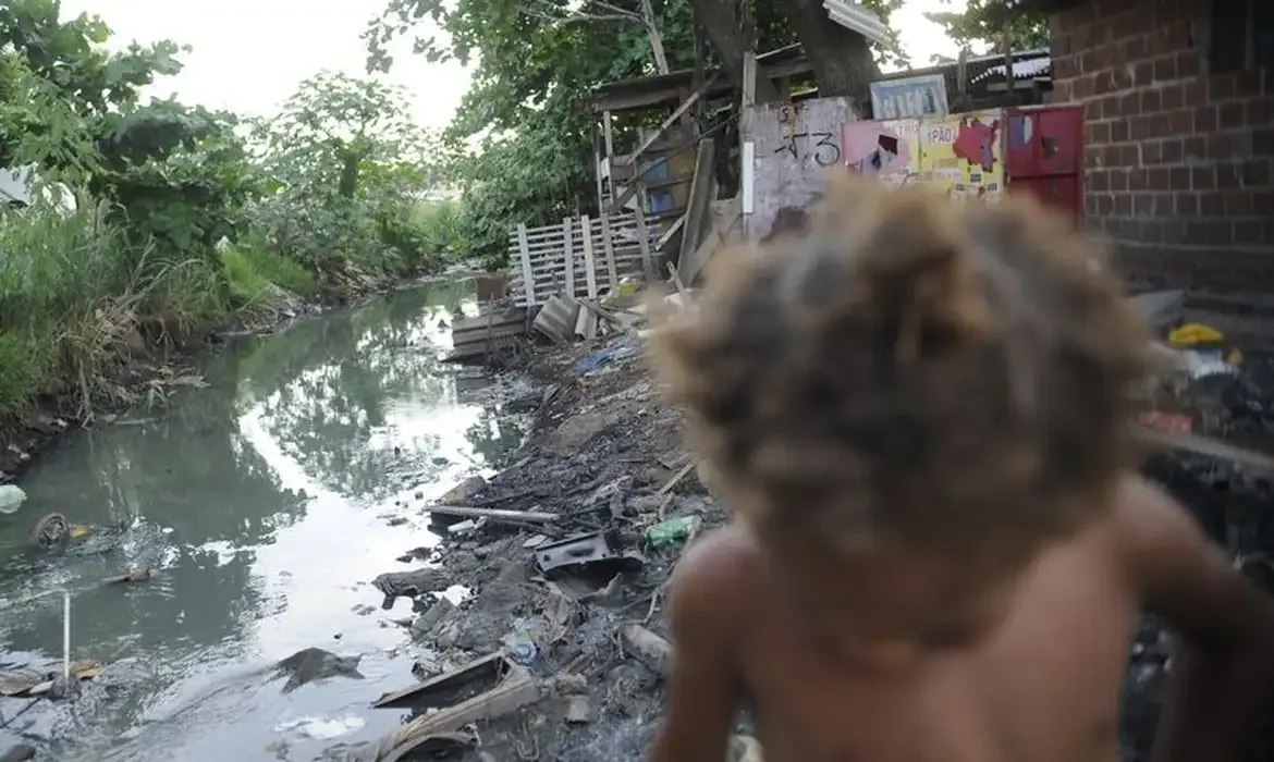 Três em cada dez residências brasileiras não têm esgoto ligado à rede geral