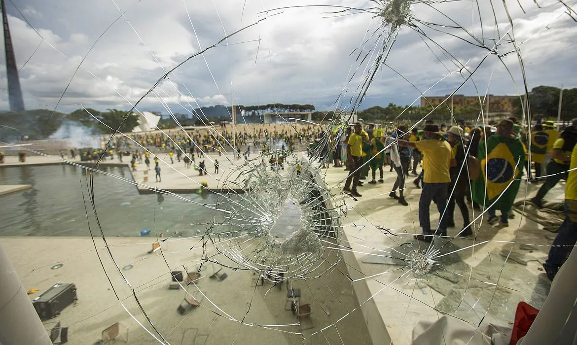 Condenada pelo 8/1 é presa ao chegar ao Brasil após deportação