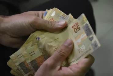 Governo prevê salário mínimo de R$ 1.631 para 2026