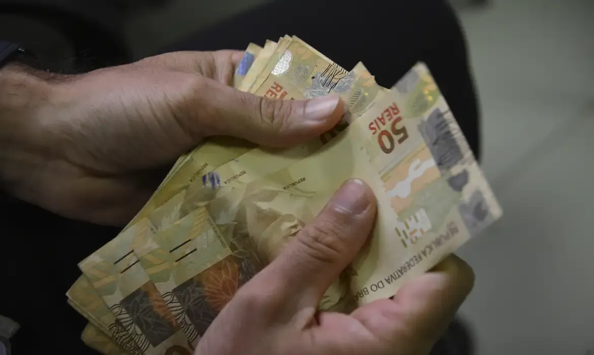 Governo prevê salário mínimo de R$ 1.631 para 2026
